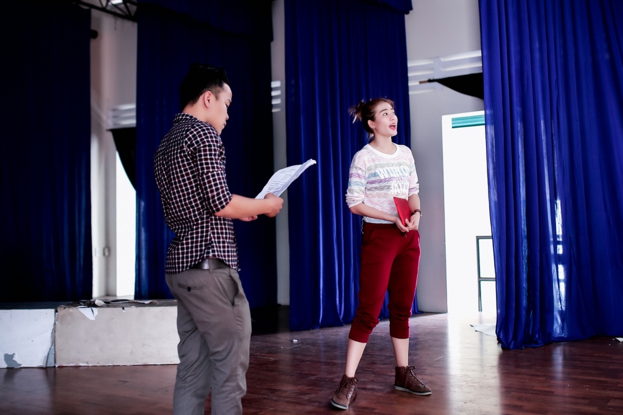   Khi tập diễn, Kim Nhã chọn chức năng ghi âm, quay phim và chụp hình để ghi lại bài tập dễ dàng. Nhờ đó, cô nàng hotgirl có thể tự kiểm tra lại cuối mỗi ngày để hoàn thiện vai diễn của mình.