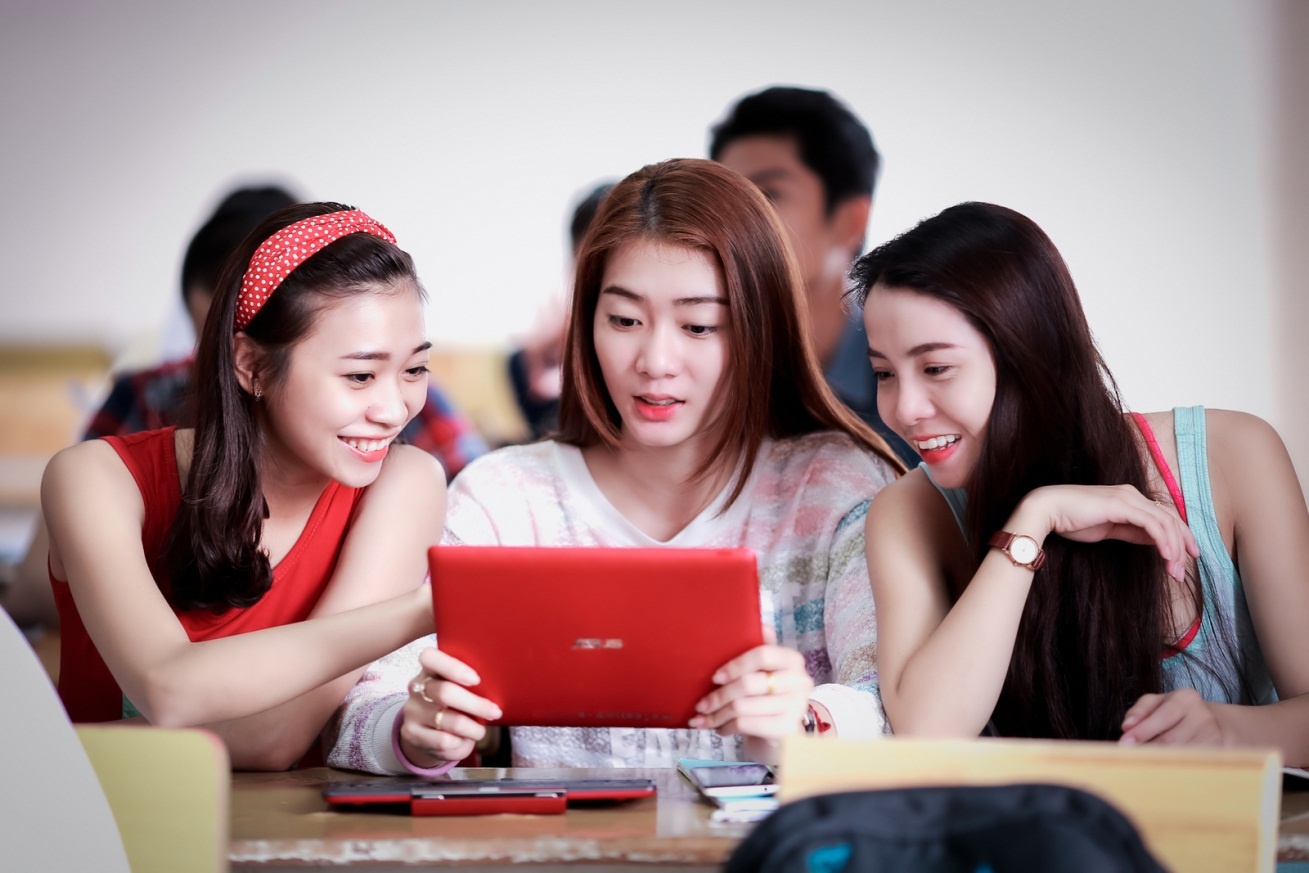 Theo chan hotgirl BB&BG den giang duong hinh anh