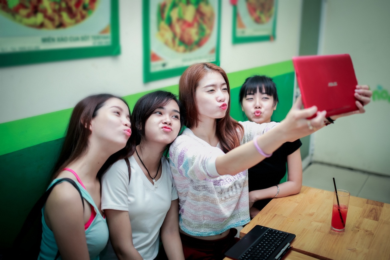   Mỗi khi hẹn hò với các bạn, Kim Nhã đều không quên selfie để lưu giữ những khoảng khắc vui vẻ. Transformer Book T100 với pin dài suốt 11 tiếng là phương án tối ưu thay thế cho chiếc máy ảnh trong những buổi hẹn.
