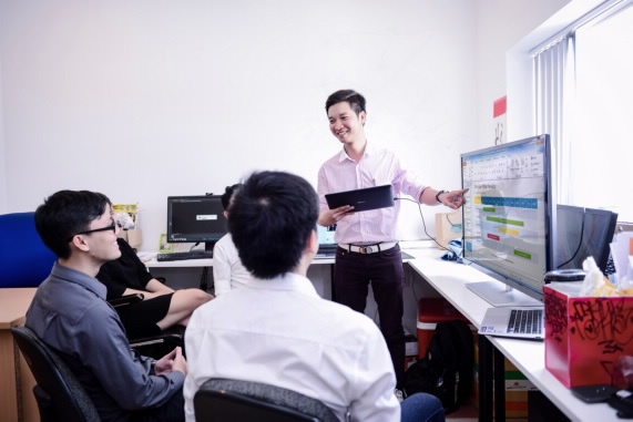      Kết nối T200 ra màn hình lớn, Lý Minh Tùng có thể thảo luận cùng cả đội để chuẩn bị nội dung cho những dự án sắp diễn ra.