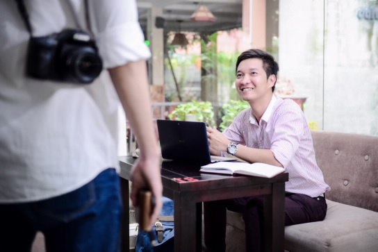 Anh cũng thường xuyên tranh thủ làm việc trong lúc chờ đối tác tại góc cà phê quen thuộc,
