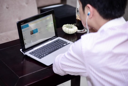 …hay Skype để trao đổi trực tiếp với phóng viên đang săn tin tại hiện trường.