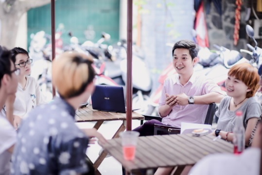   T200 cũng giúp anh ghi chú bằng OneNote và chia sẻ lên OneDrive các video demo để cả nhóm góp ý và chỉnh sửa nhanh chóng cho công việc.