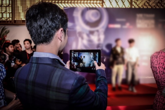 Mỗi khi tham dự một sự kiện về thời trang, tính năng chụp hình nhanh và chia sẻ trên OneDrive của T200 giúp anh kịp thời gửi về cho phóng viên chuẩn bị nội dung.  