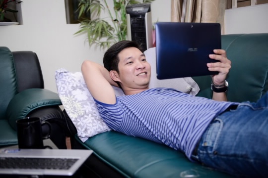    Cuối mỗi ngày, Lý Minh Tùng cũng dành thời gian để thư giãn tại nhà với các hoạt động như đọc sách, lướt facebook, chat cùng bạn bè. Anh chia sẻ: “Lựa chọn một thiết bị công nghệ gọn nhẹ, đa năng với thời lượng pin dồi dào là ưu tiên hàng đầu để tôi có thể đảm bảo hoàn thành mọi bài vở trong điều kiện di chuyển cũng như cân bằng nhu cầu giải trí. Đây là lý do khiến tôi chọn ASUS Transformer Book T200 để đồng hành mỗi ngày”.