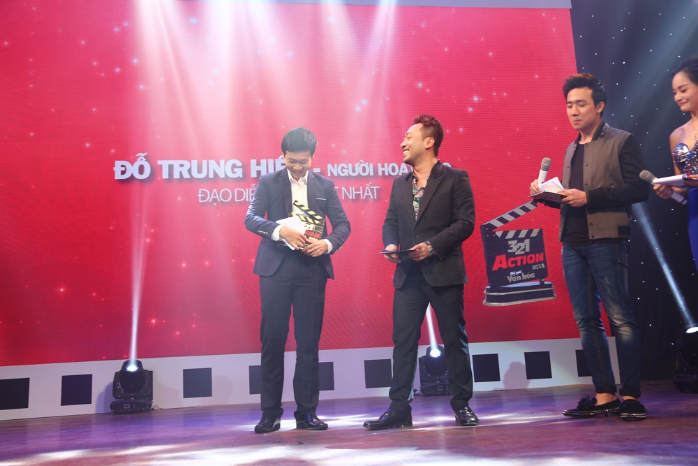 Hiếu Đỗ nhận giải thưởng từ đạo diễn Nguyễn Quang Dũng. Ngoài 50 triệu đồng tiền mặt, anh còn được tạp chí TGVH tài trợ toàn phần một chuyến tu nghiệp ngắn hạn tại Mỹ.