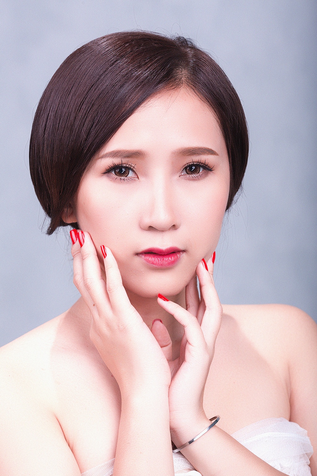 MC Hoài Hương khoe vẻ đẹp thật rạng rỡ và tinh khiết trong bộ ảnh Sắc hồng tươi trẻ.Make up: Tuyết Nhi. Photo: Đặng Minh Tùng.