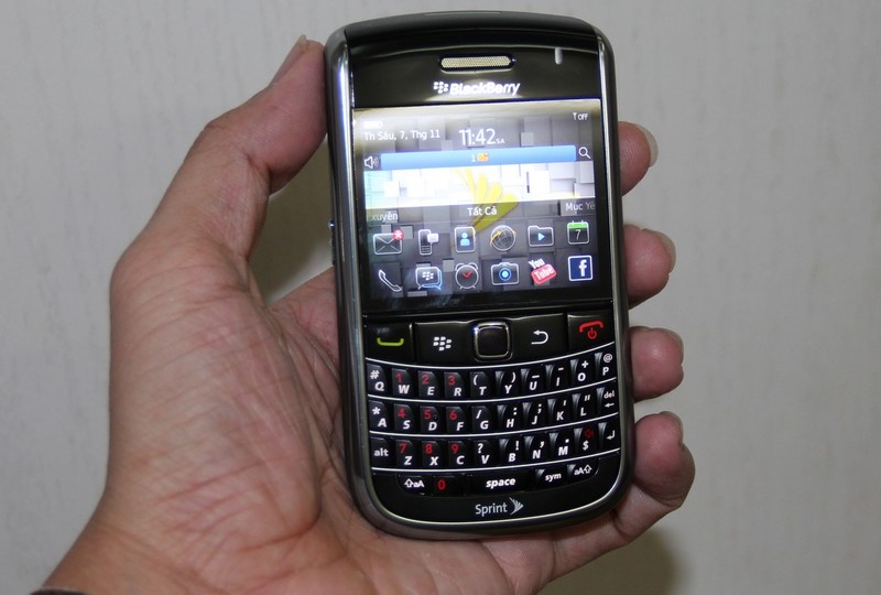 Blackberry 9650 gia 1,3 trieu dong gay sot hinh anh