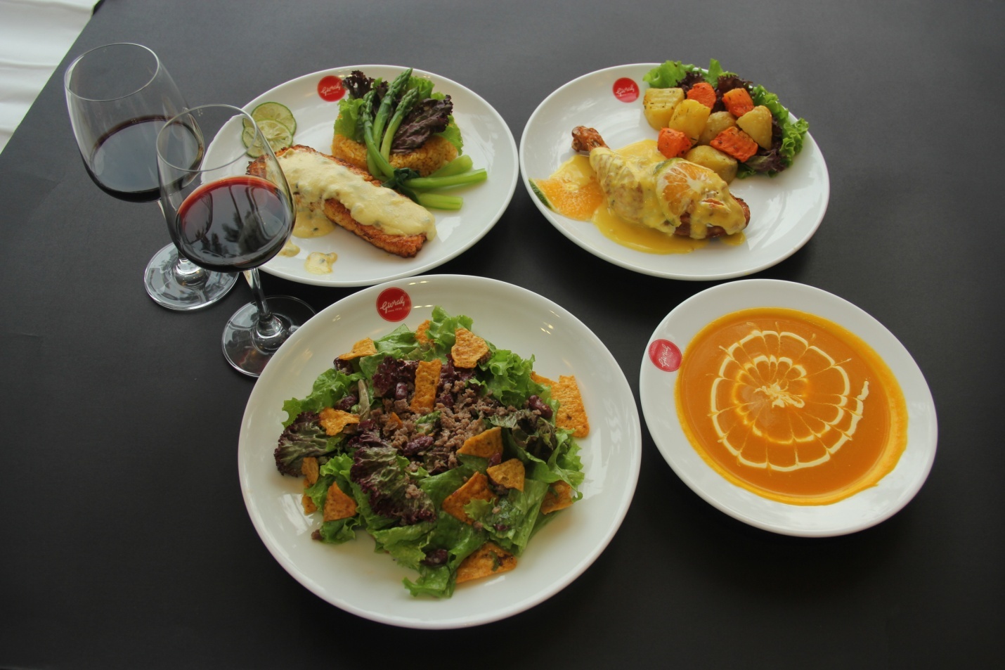 Giang sinh am ap voi thuc don hap dan tai Givral Cafe hinh anh