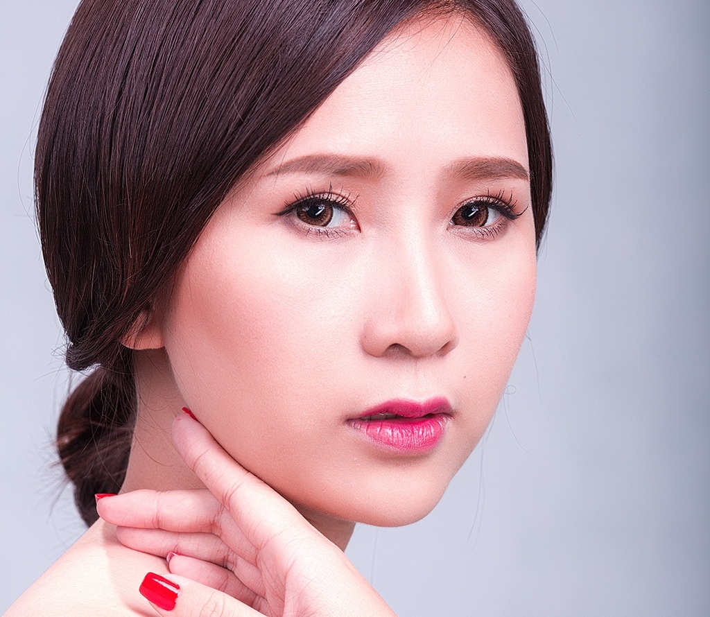 MC Hoai Huong khoe ve dep tinh khiet hinh anh