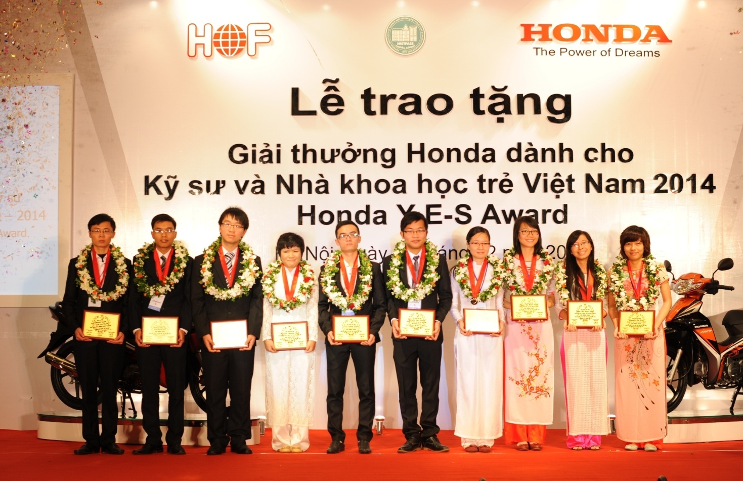 10 guong mat tre gop mat tai Giai thuong Khoa hoc VN 2014 hinh anh