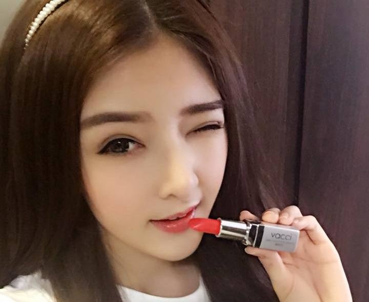 Lilly Luta cũng đang là tín đồ của dạng son lì.