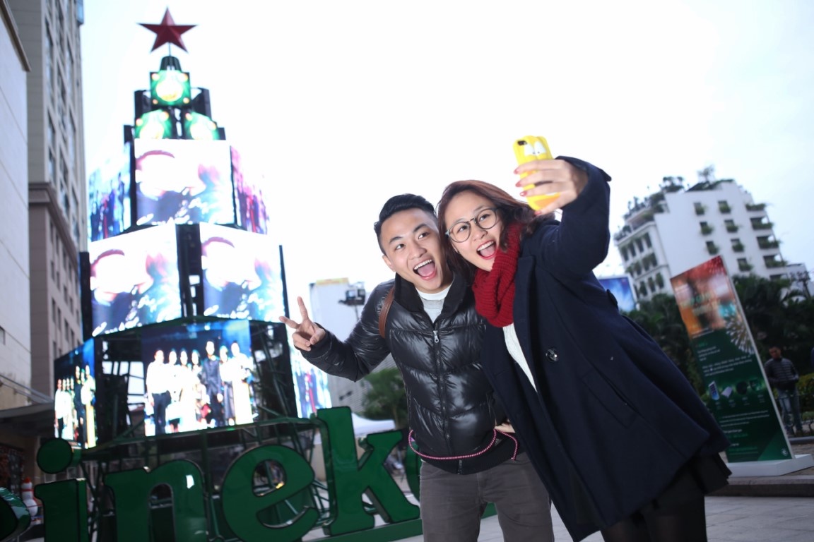 Con gai Thanh Lam nhi nhanh selfie cung ban trai hinh anh