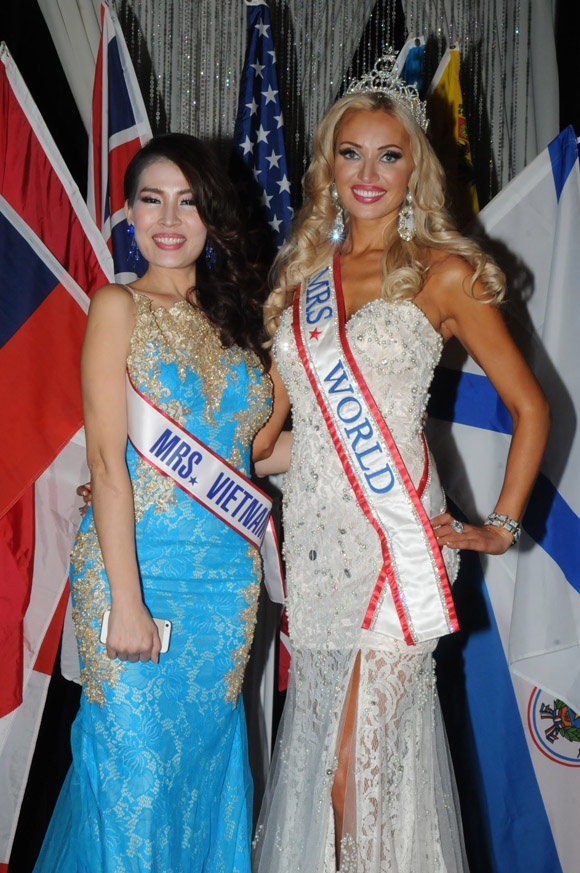Hoa hậu Hình thể Quý bà Diễm Kyly rạng rỡ bên Tân Hoa hậu Quý bà Thế giới 2014.