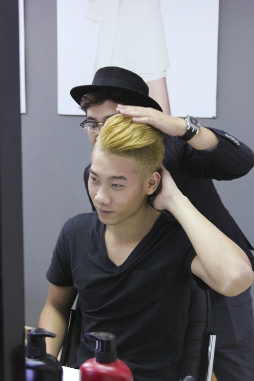 Các nhà tạo mẫu tóc luôn đồng hành để giúp thí sinh tạo được phong cách và thể hiện rõ nét cá tính của mình.