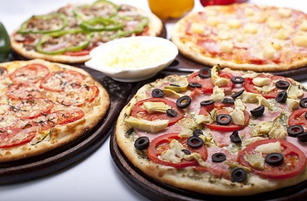 An pizza, trung thuong du lich tau 5 sao Syrena hinh anh