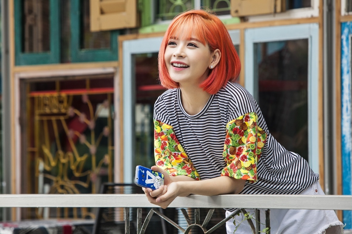 Chi Pu nhi nhanh, xi tin trong bo anh moi hinh anh