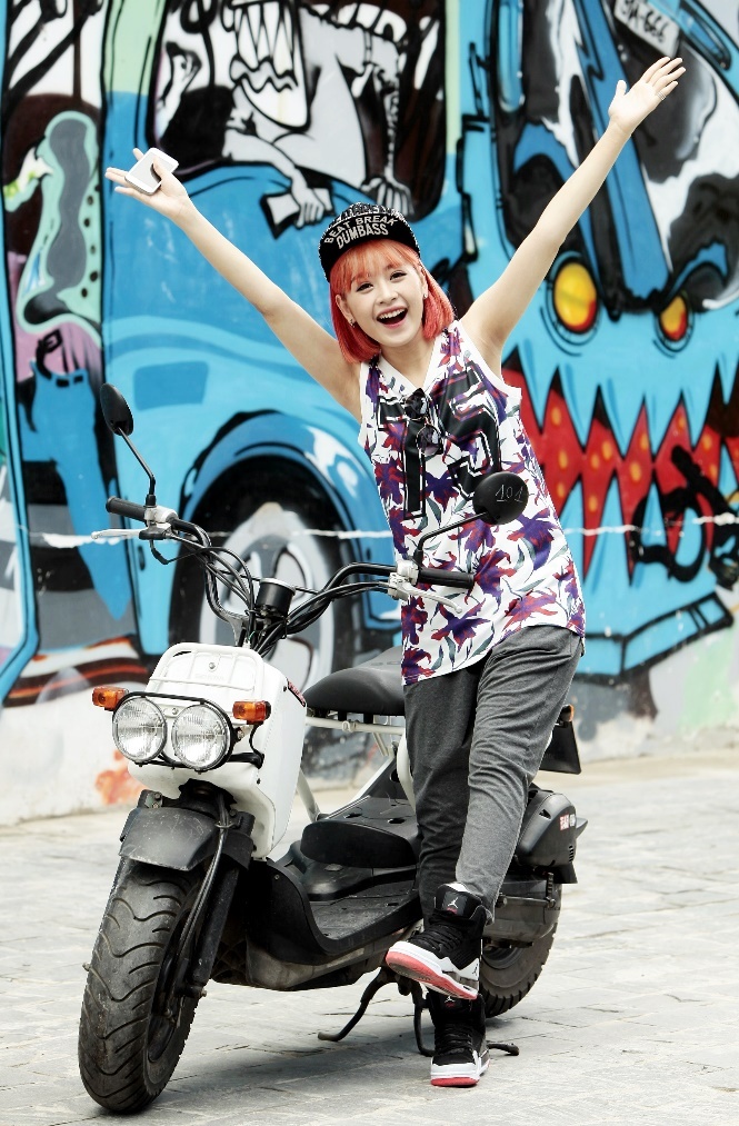 Hotgirl hào hứng chụp ảnh với biểu tượng “V là vui vẻ