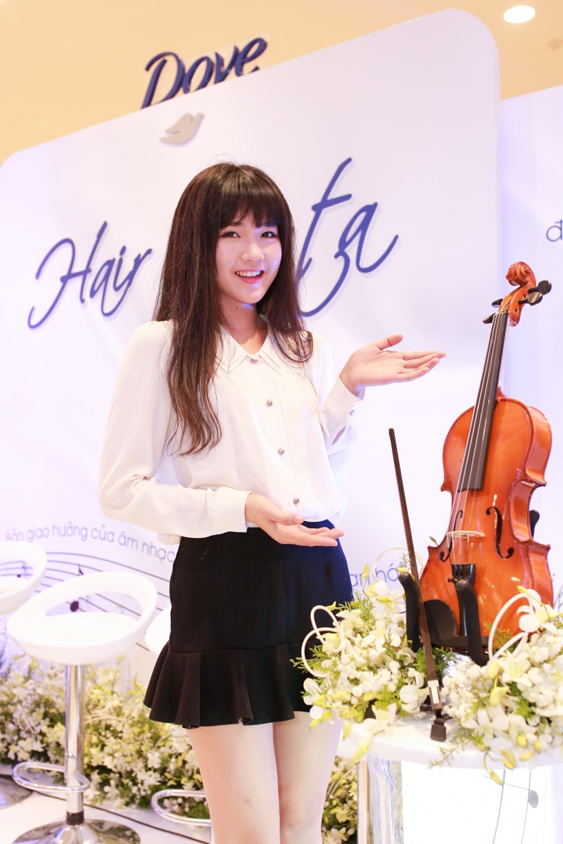 Kiều Trinh chụp ảnh kỷ niệm bên cây vỹ cầm có dây vĩ làm từ tóc.