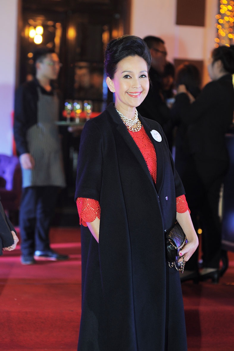 “Người đẹp không tuổi” của điện ảnh Việt diện áo choàng đen sang trọng cùng phụ kiện ánh kim lấp lánh.