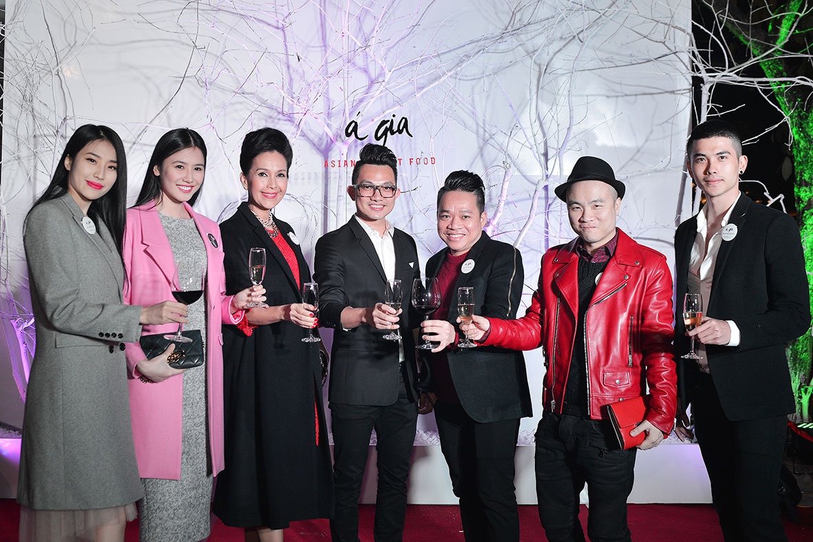 Bên cạnh đó là sự xuất hiện của nhà thiết kế Đỗ Mạnh Cường, doanh nhân Huy Cận, Vũ Khắc Tiệp và dàn mẫu trẻ.