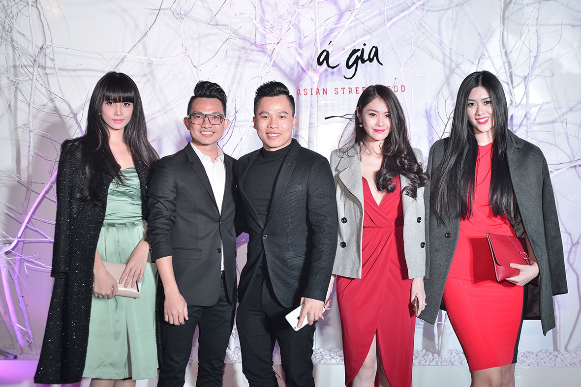   Các khách mời diện trang phục sang trọng, thanh lịch.