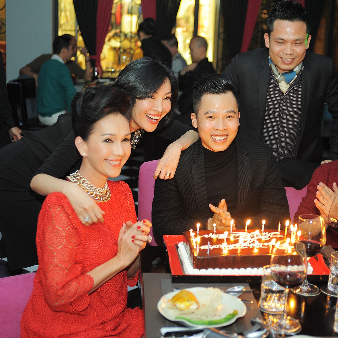 Một trong những khoảnh khắc ấn tượng của đêm tiệc là giây phút cắt bánh mừng sinh nhật của ông bầu Vũ Khắc Tiệp bên bạn bè thân.