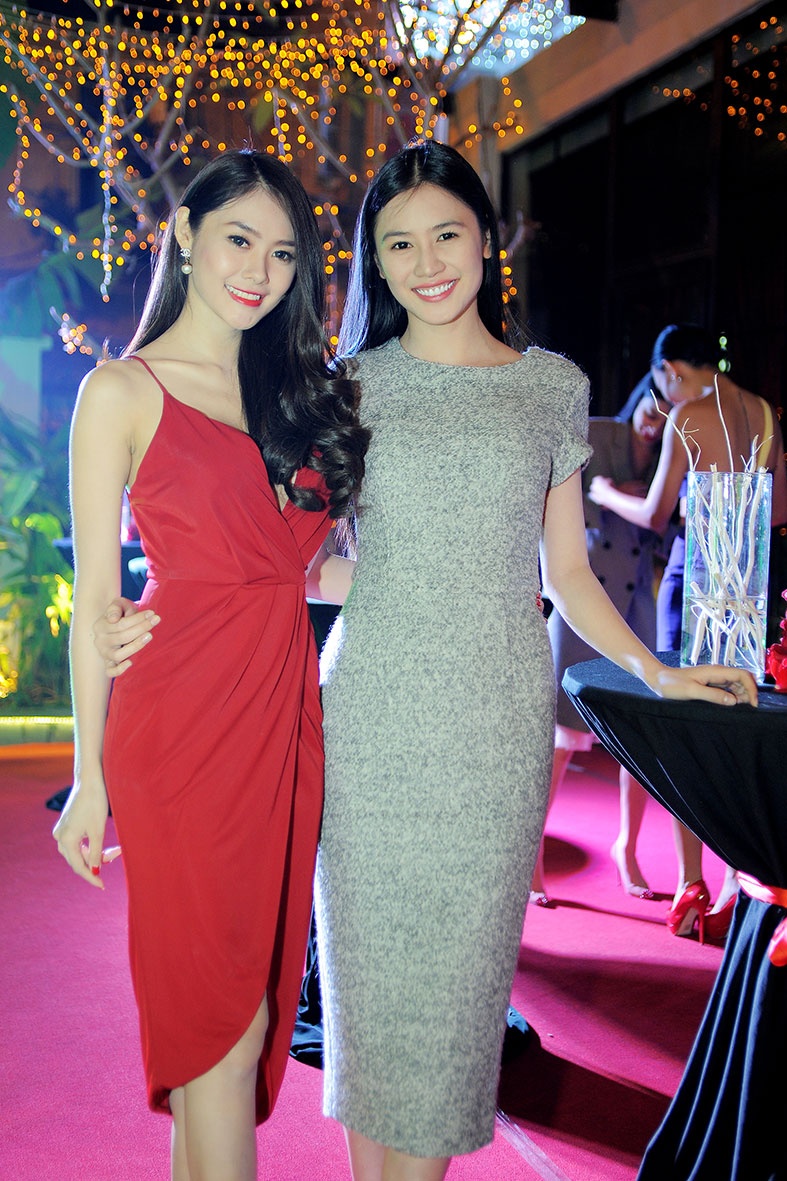   Người mẫu trẻ Linh Chi rạng rỡ và đằm thắm với bộ đầm đỏ bên bạn diễn.