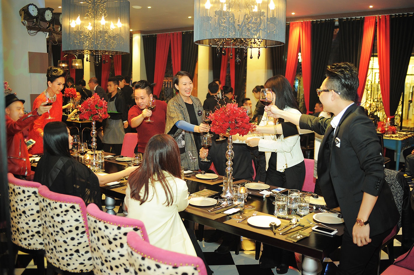 Mọi người hứng khởi nâng ly tạm biệt một năm cũ sắp qua và năm mới đang đến. Không gian lãng mạn của hoa, hương vị của những món ăn châu Á hấp dẫn tại nhà hàng Á gia (36 Quang Trung, Quận Hoàn Kiếm, Hà Nội) càng khiến bữa tiệc thêm phần ấm cúng