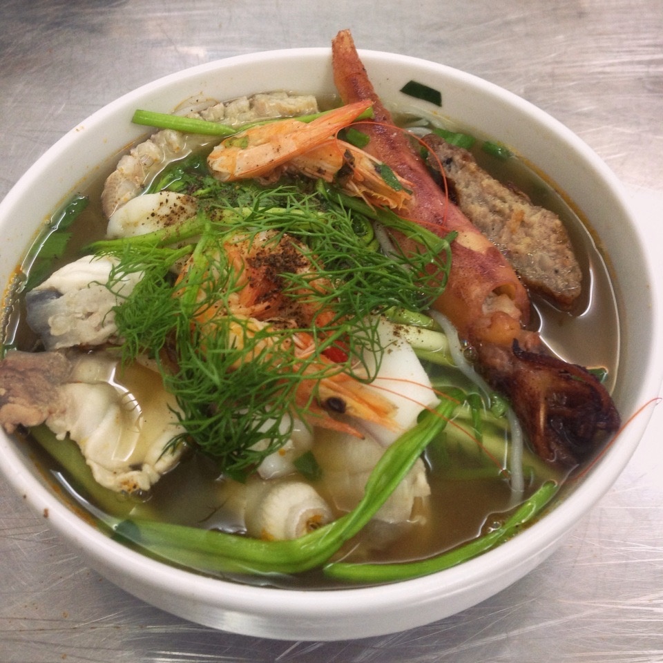 Bun hai san Hang Luoc da tro lai voi thuc khach Ha thanh hinh anh