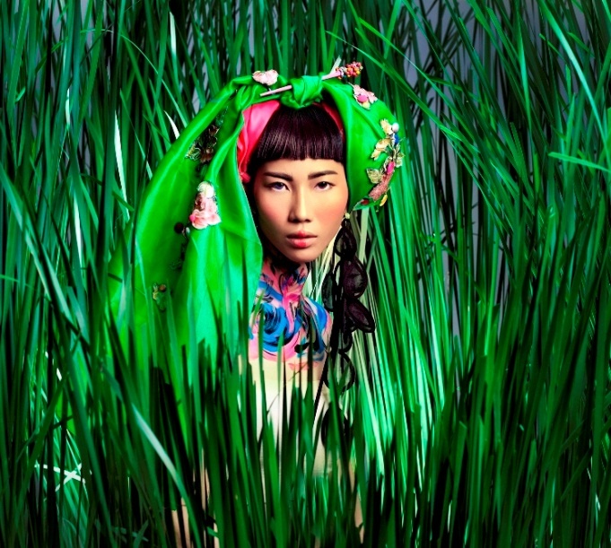   Một vài lọn tóc xoăn dài lệch một bên và được vén ra  phía trước giúp Cao Ngân tạo nên hình ảnh búp bê kiêu sa, rạng rỡ.