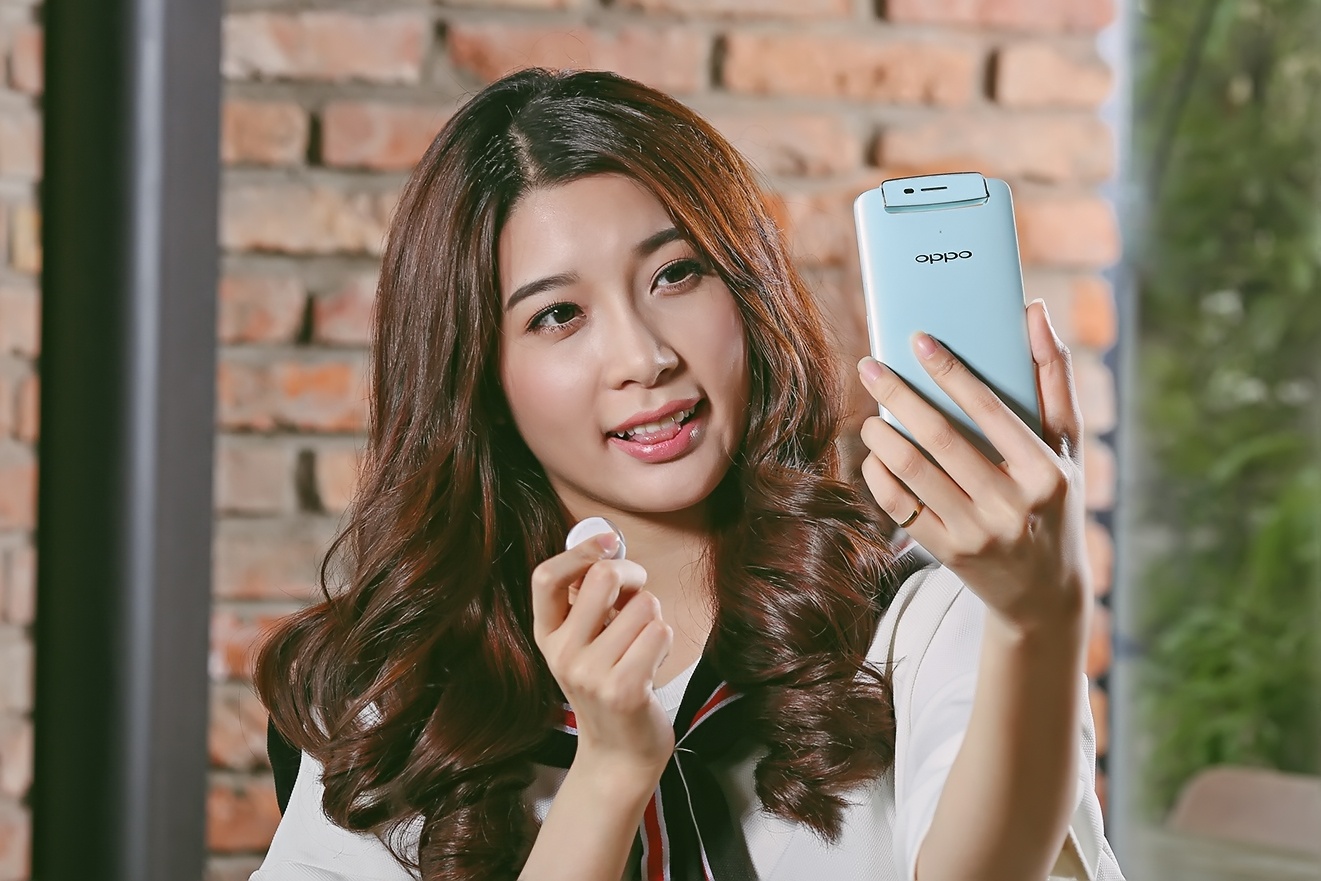 Vốn rất điệu đà và tinh nghịch, Yan My thường dùng smartphone làm gương soi trang điểm và selfie những bức ảnh ngộ nghĩnh