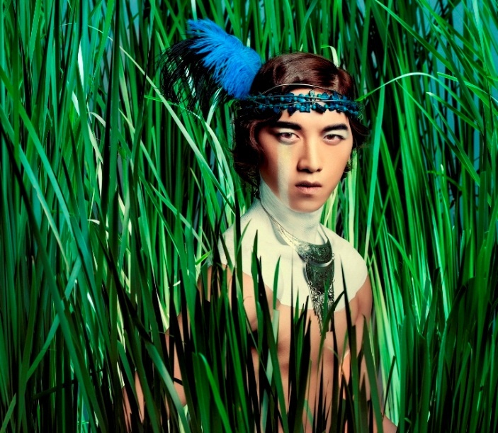 Tấn Khang tiếp tục duy trì phong độ và sự tự tin khi bước vào phần thi chụp ảnh chân dung. Kiểu tóc đơn giản giúp anh toát lên thần thái riêng.