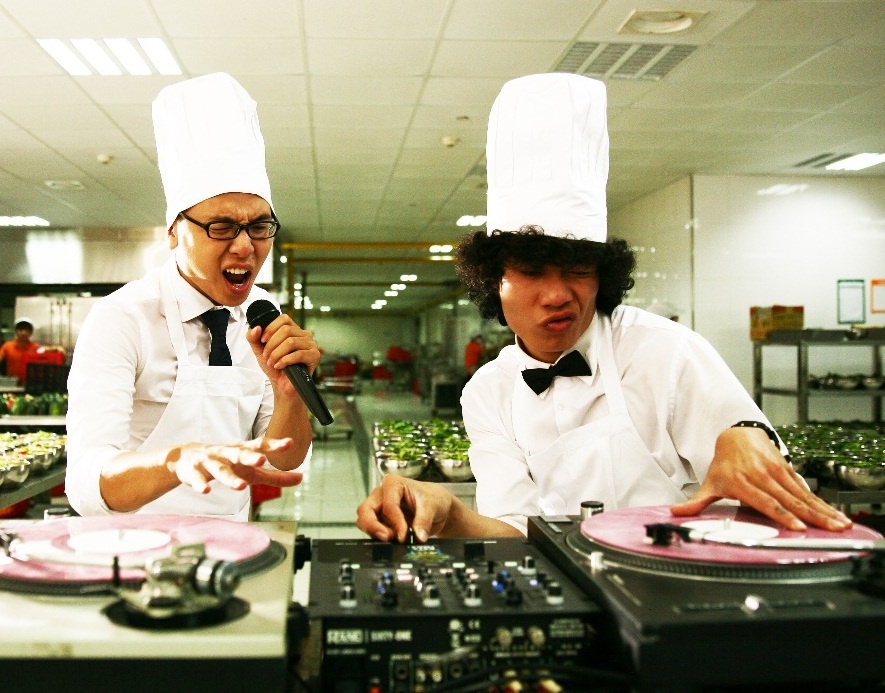 Clip tuyen dung doc dao khien dan  mang thich thu hinh anh