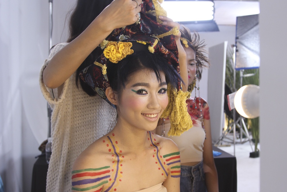   Quỳnh Châu khá lo lắng vì e ngại không thể xóa đi hình ảnh hotgirl trong bức ảnh lần này. Tuy nhiên, các nhà tạo mẫu tóc đã giúp cô xóa tan mọi lo lắng với kiểu tóc mang đậm xu hướng dân tộc. Toàn bộ phần tóc được thu gọn lại, trùm lên trên là tấm khăn họa tiết cầu kỳ. Nữ thí sinh hóa thân với hình ảnh khá nữ tính, nhẹ nhàng tựa những cô thôn nữ vùng rừng núi.