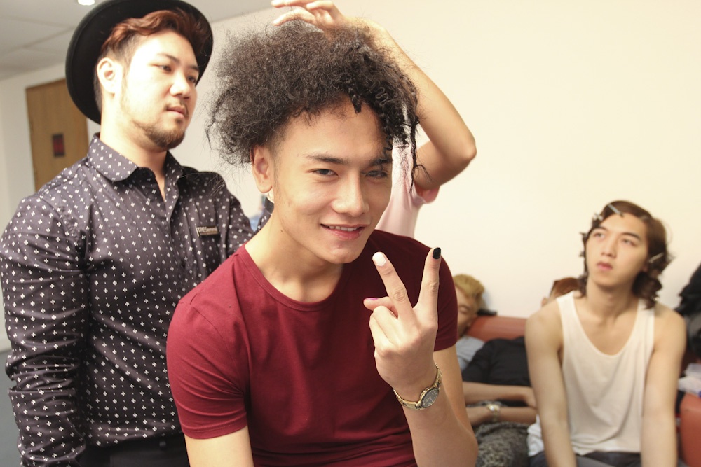    Duy Anh được biến hóa với hình tượng da màu cá tính. Mái tóc của anh được chuyên gia TRESemmé tạo độ xoăn xù khá lạ. Nhà tạo mẫu tóc Sỹ Nam không quên xịt thêm chút mousse tạo kiểu tóc TRESemmé để giữ độ mềm mại, bồng bềnh. Kiểu tóc độc đáo này giúp anh có cảm hứng trong diễn xuất cũng như tạo ấn tượng đến ban giám khảo. 