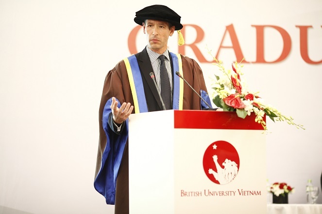 Đại sứ Anh Quốc tại Việt Nam - Ngài Giles Lever chia sẻ niềm vui với các tân khoa BUV trong lễ tốt nghiệp năm 2014.