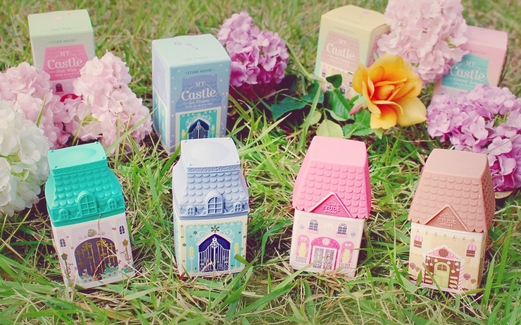 Kem dưỡng da tay My Castle không chỉ vô cùng xinh xắn mà còn mang lại cảm giác tươi mát, mịn màng cùng với hương thơm ngọt ngào, là món quà tháng 12 đáng yêu cho các cô gái xinh đẹp của Etude House.