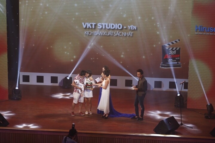 Màn khóa môi bất ngờ Khắc Tuận dành cho vợ khi nhận giải Kịch bản xuất sắc nhất.