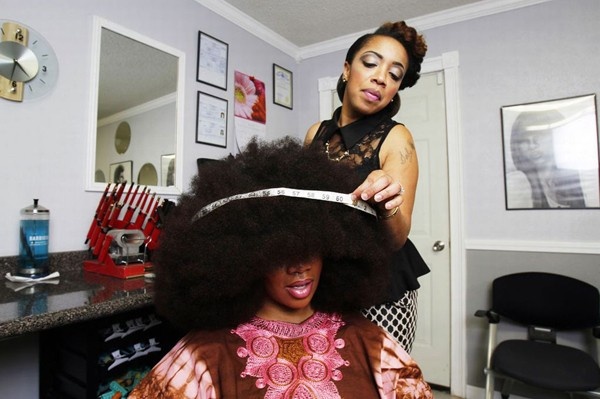 Mái tóc xù tự nhiên của Aevin có chiều dài lên tới 1,32 m.