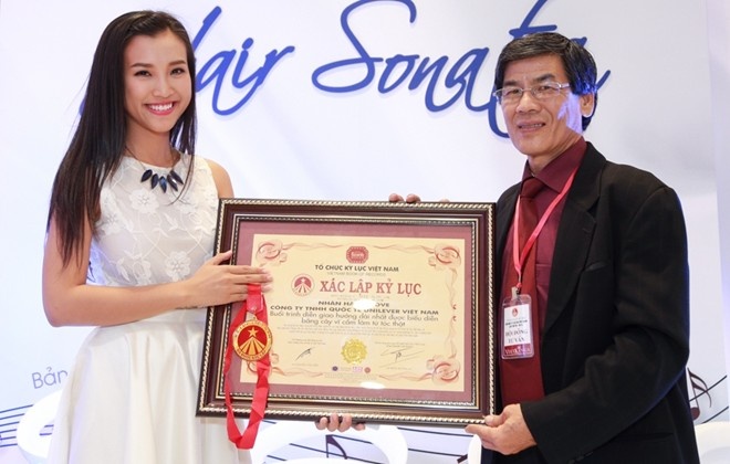 Chương trình Bản giao hưởng tóc là Buổi buổi trình diễn giao hưởng lâu nhất với sự tham gia của cây vĩ bằng tóc thật.