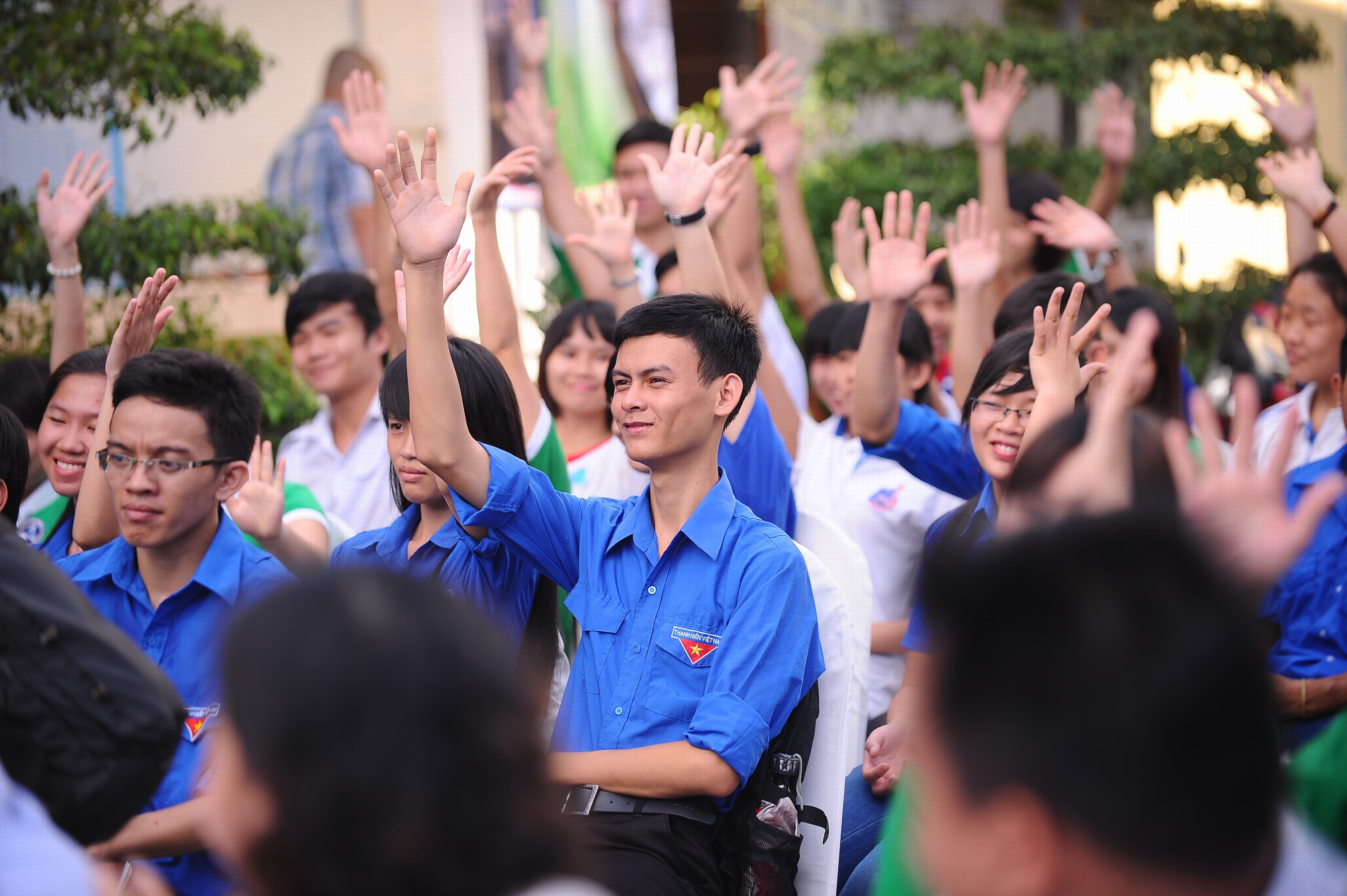 Những cánh tay mong muốn được về quê ăn Tết trong lễ ra mắt chương trình “Trải mượt đường về yêu thương”.