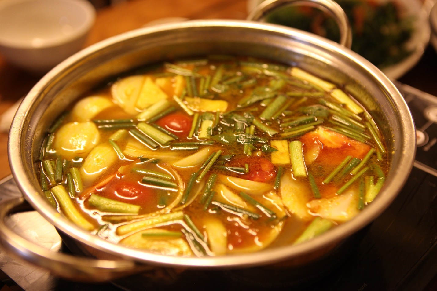 Nước dùng lẩu thập cẩm hấp dẫn.