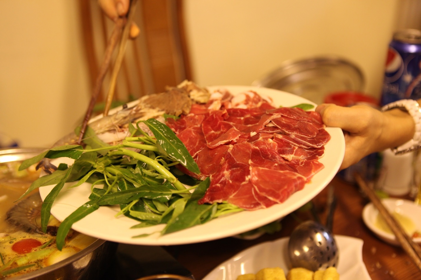 Nguyên liệu để nhúng rất đa dạng, từ tôm sú tươi xanh đến thịt bắp bò, ếch, thịt gà, cá, ngao, mực… đây sẽ là lựa chọn hấp dẫn cho nhiều thực khách.