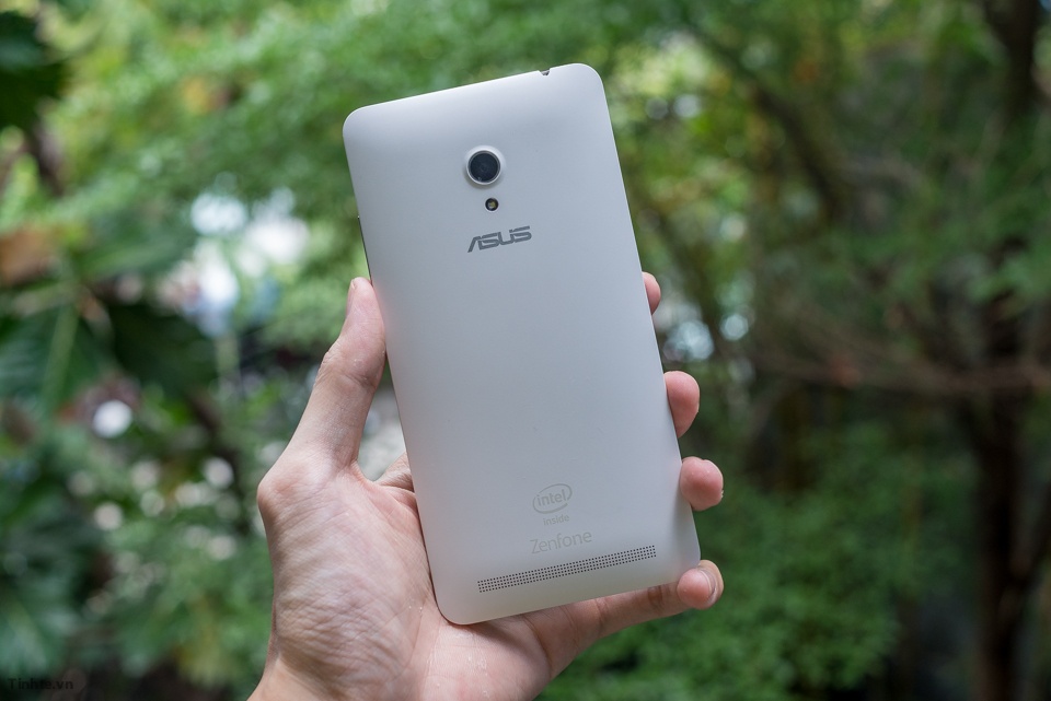 ASUS đã giảm 300 nghìn đồng trên giá niêm yết của ZenFone 4 để kích cầu.