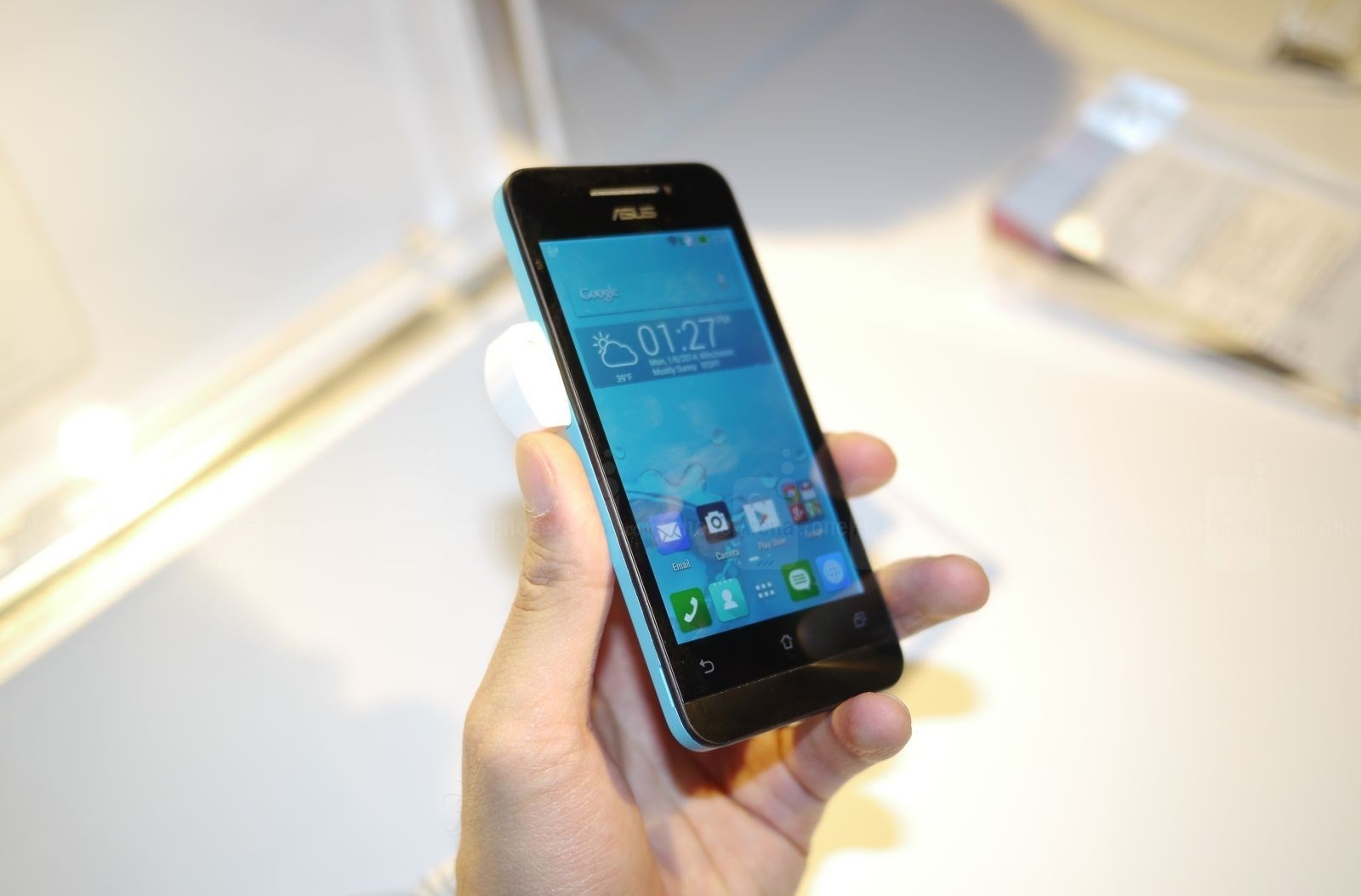 ZenFone 4 phiên bản xanh da trời lại phù hợp với những người phóng khoáng, yêu tự do. Họa tiết Zen mang tính biểu tượng của các sản phẩm cao cấp từ ASUS góp phần tạo điểm nhấn cho mặt trước màn hình, giúp tạo sự khúc xạ ánh sáng cũng như mang ý nghĩa cân bằng. 