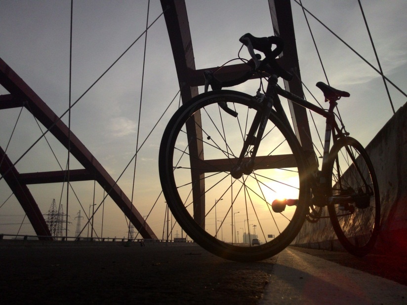 Tác phẩm Nắng lên được ghi lại với chế độ HDR hỗ trợ chụp trong điều kiện thiếu sáng trên cầu Đỏ, Q.7, TP.HCM.