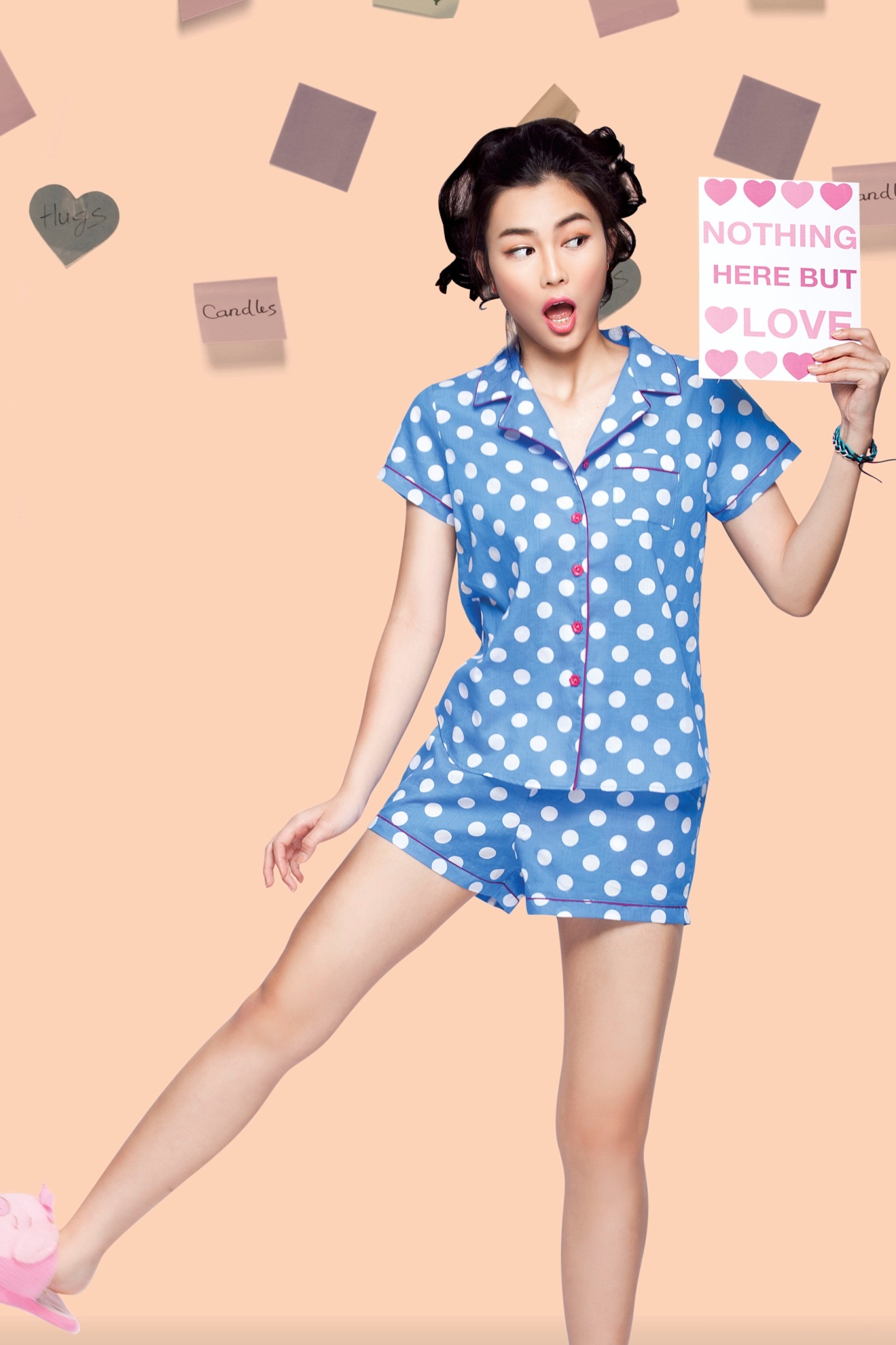    Họa tiết chấm bi từng “làm mưa làm gió” trong làng mốt cũng hiện hữu trong các bộ sưu tập đồ mặc nhà của WOW. Chất liệu cotton chất lượng cao, giúp trang phục có khả năng thấm hút tối đa, mang lại sự thoáng mát, năng động.