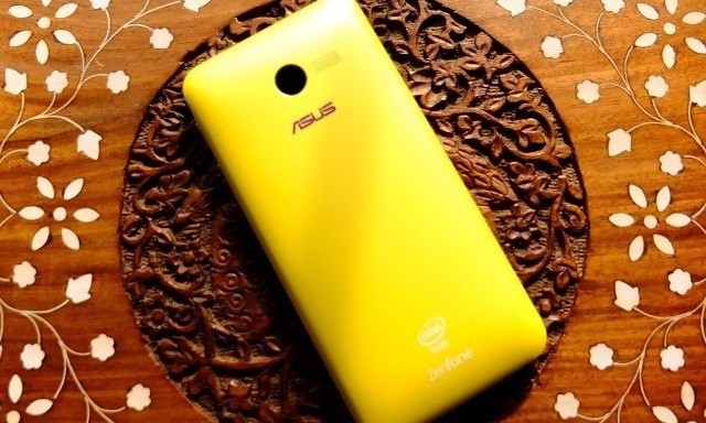 Vàng rực rỡ là màu của nắng trời, mang đến cho người dùng cảm giác hạnh phúc, tươi vui và kích thích hoạt động trí óc. Màu vàng cũng dễ thu hút mắt nhìn, hợp với những người trẻ, yêu thích sáng tạo. Sở hữu hai camera trước và sau tự động lấy nét, ZenFone 4 giúp người dùng dễ dàng ghi lại mọi khoảnh khắc trong cuộc sống. 
