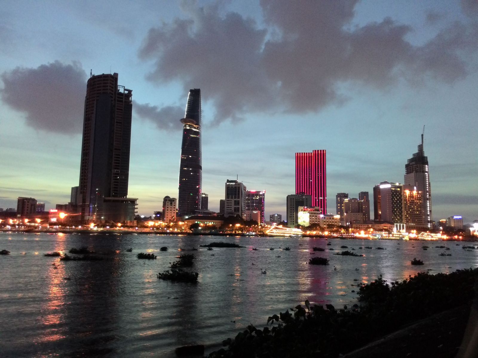 Sài Gòn đêm chuyển giông xuất hiện sống động qua chế độ Night.